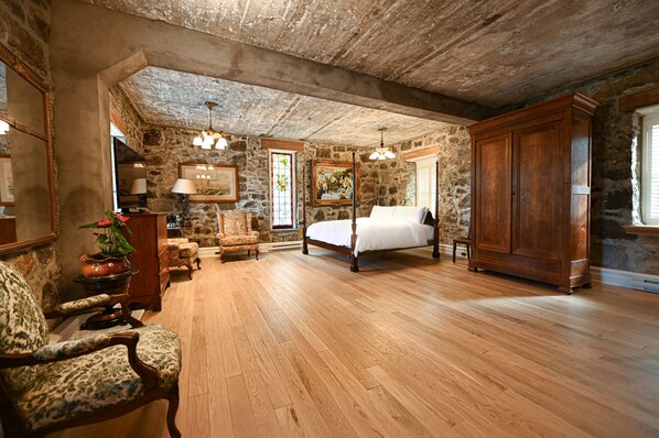 Signature Studio Suite, 1 King Bed, Annex Building