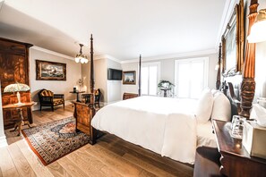 Ein geräumiges Schlafzimmer mit einem großen Bett, Holzmöbeln und einem dekorativen Teppich.