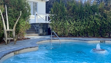 Piscine extérieure (ouverte en saison), parasols de plage