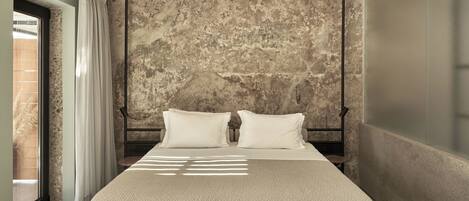 Ein modernes Schlafzimmer mit einem großen Bett, einer strukturierten Wand und einem Fenster mit Vorhängen.