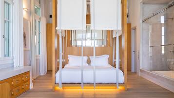 Een minibar, een kluis op de kamer, individueel gedecoreerd