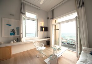 Minibar, in-room safe, individually decorated, individually furnished