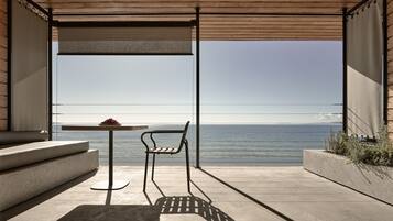 Seaview Terrace Suite | Minibar, brankas, dan didekorasi berbeda-beda