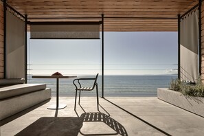 Seaview Terrace Suite | Minibar, safe på rommet, individuelt dekorert og individuelt innredet