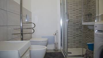 Apartamento, 1 quarto | Banheiro | Chuveiro, secador de cabelo