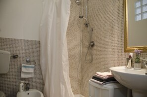 Apartment, 2 Bedrooms | Bathroom | Shower, hair dryer - Casa Cantara (Alghero)