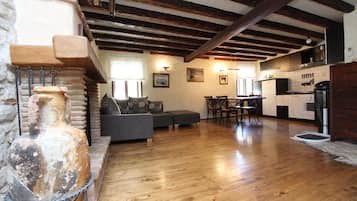 Appartement, 2 slaapkamers | Woonruimte | Flatscreentelevisie