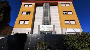 A hotel with a yellow facade, a central staircase, and a sign reading "Azzano Decimo." - Hotel Azzano Decimo (Azzano Decimo)