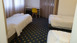 A hotel room with two beds, a desk, and a chair. - Hotel Azzano Decimo (Azzano Decimo)