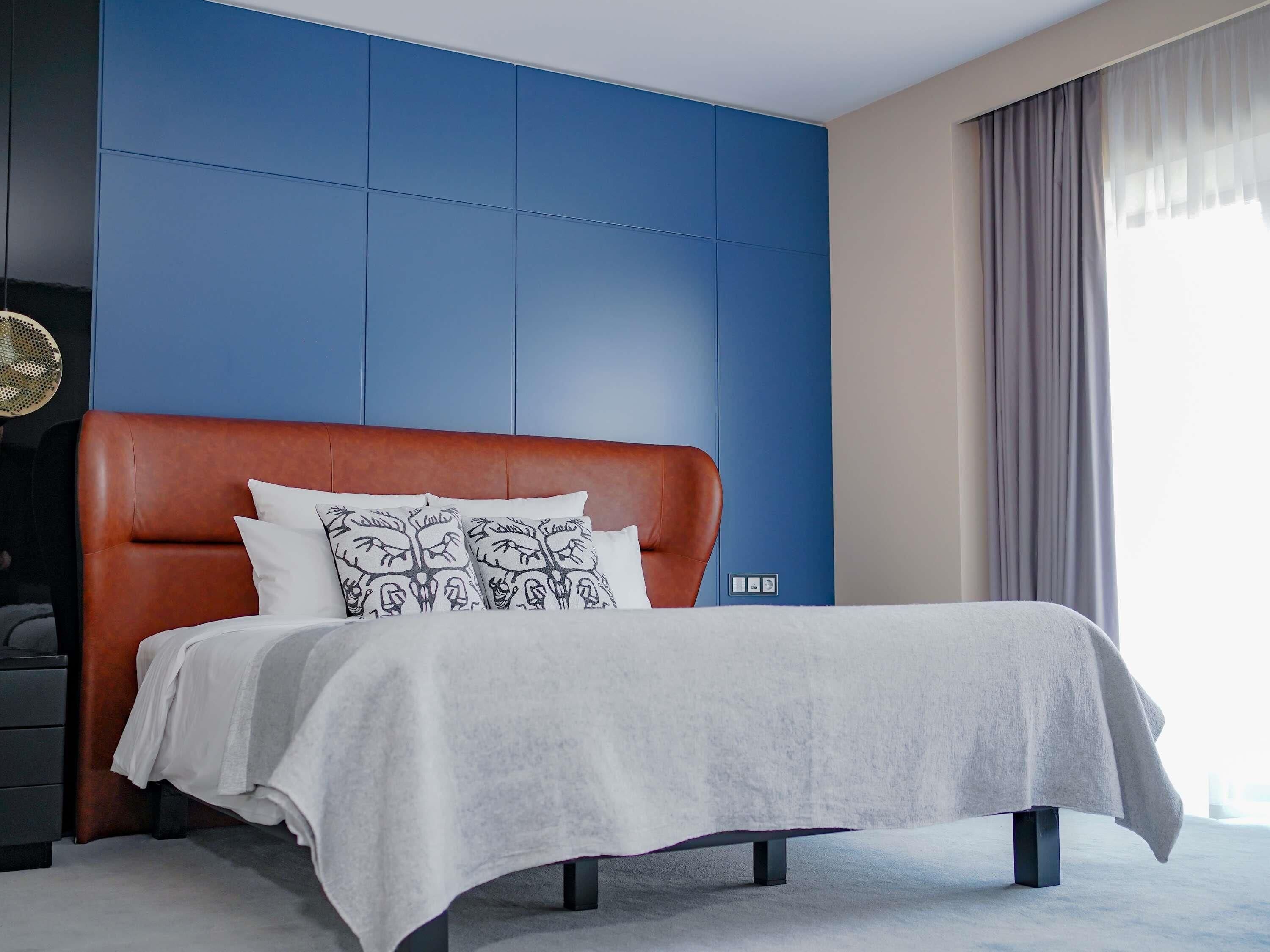 Een minibar, een bureau, een laptopwerkplek, geluiddichte muren