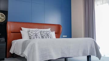 Een minibar, een bureau, een laptopwerkplek, geluiddichte muren