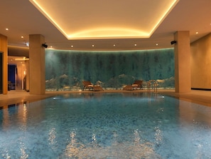 Piscine intérieure, chaises longues