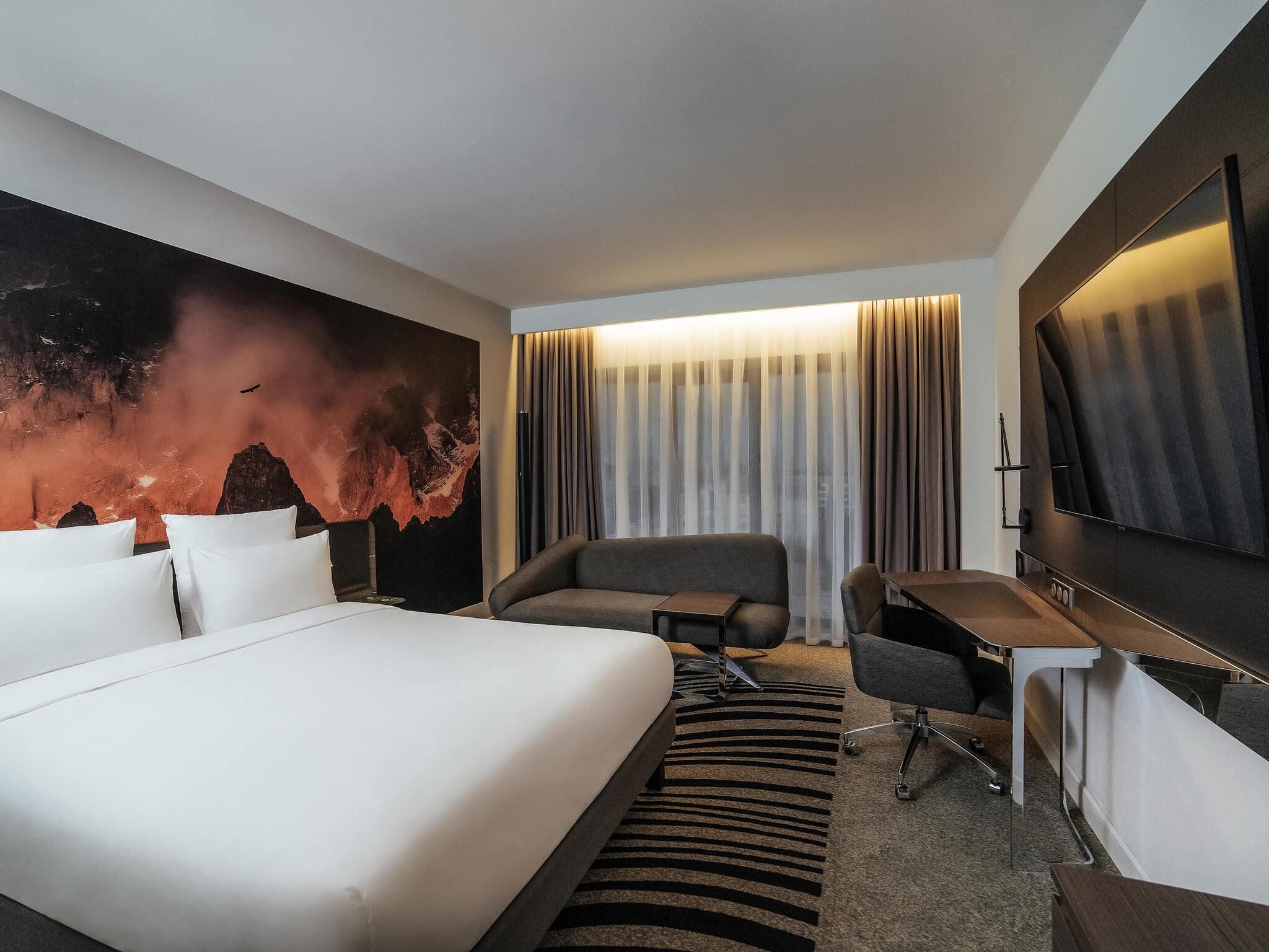 Executive Room, 1 Queen Bed | Minibar, desk, laptop workspace, soundproofing