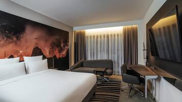 Executive Room, 1 Queen Bed | Minibar, desk, laptop workspace, soundproofing