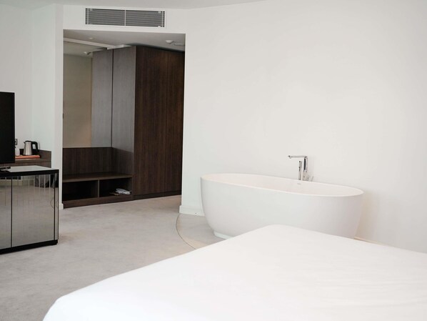 Minibar, bureau, espace de travail pour ordinateur portable