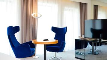 Een minibar, een bureau, een laptopwerkplek, geluiddichte muren