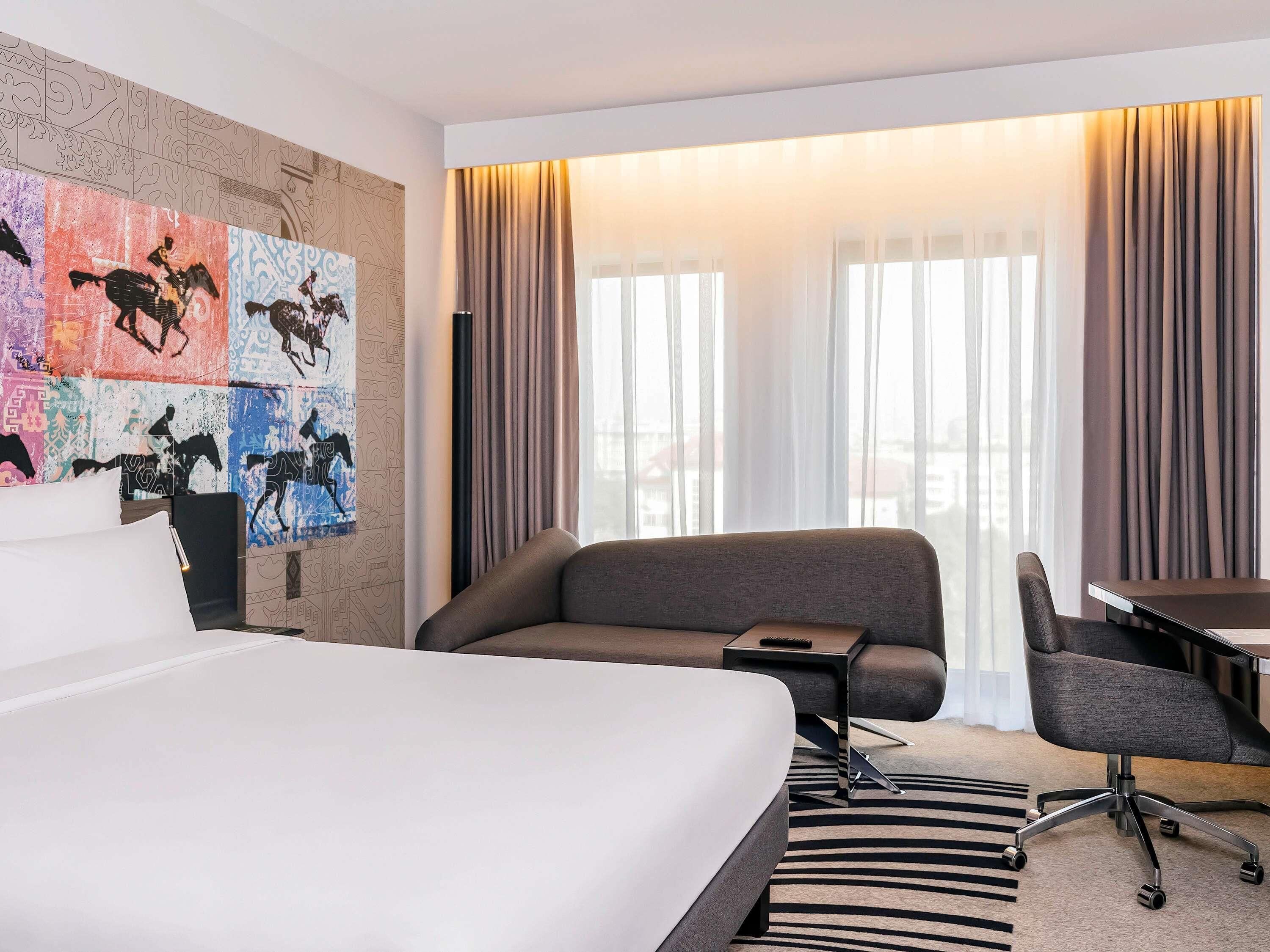 Phòng Executive, 1 giường cỡ queen | Minibar, bàn, khu vực làm việc phù hợp cho laptop, phòng cách âm 