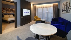 ミニバー、デスク、ノートパソコン用作業スペース、防音設備
