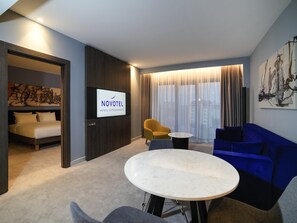 Minibar, bureau, espace de travail pour ordinateur portable