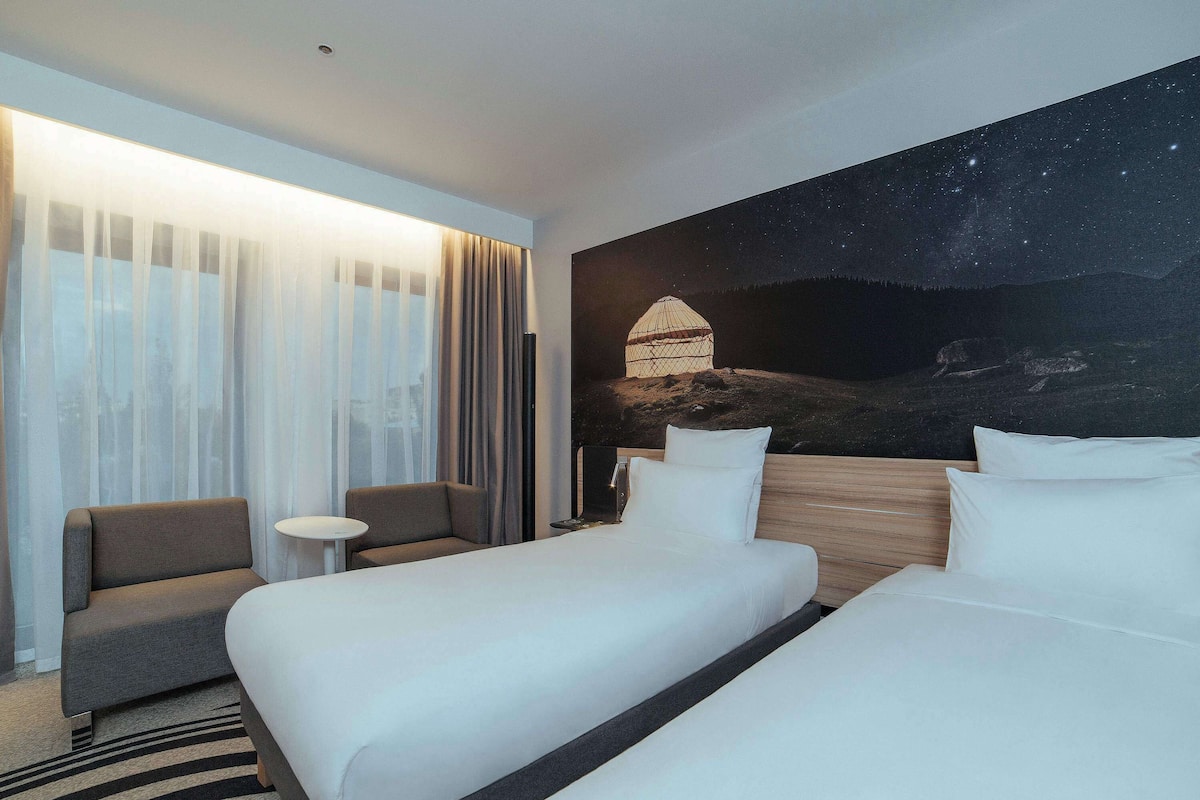 Superior Twin Room, 2 Twin Beds | Minibar, desk, laptop workspace, soundproofing