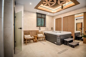 Indoor spa tub
