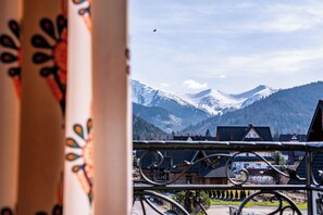 Deluxe-Dreibettzimmer, Balkon (nr 1) | Blick auf die Berge