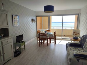 TV - Apartment with 2 bedrooms, balcony, and stunning sea view steps from Tresmeur beach (Trébeurden)