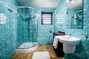 Superior-studiolejlighed (nr 2) | Badeværelse | Bruser, gratis toiletartikler, håndklæder