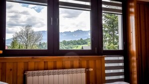 A room with a large window overlooking a mountainous landscape. - Willa u Zwijacza (Zakopane)