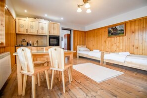 豪華公寓 (nr 3) | 遮光布/窗簾、熨斗/熨衣板、免費無線上網、床單