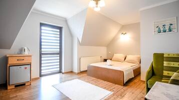 1 bedroom, blackout drapes, iron/ironing board, free WiFi