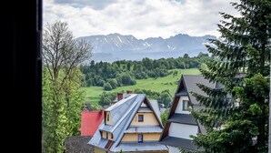 A view of a mountain landscape with houses in the foreground. - Willa u Zwijacza (Zakopane)