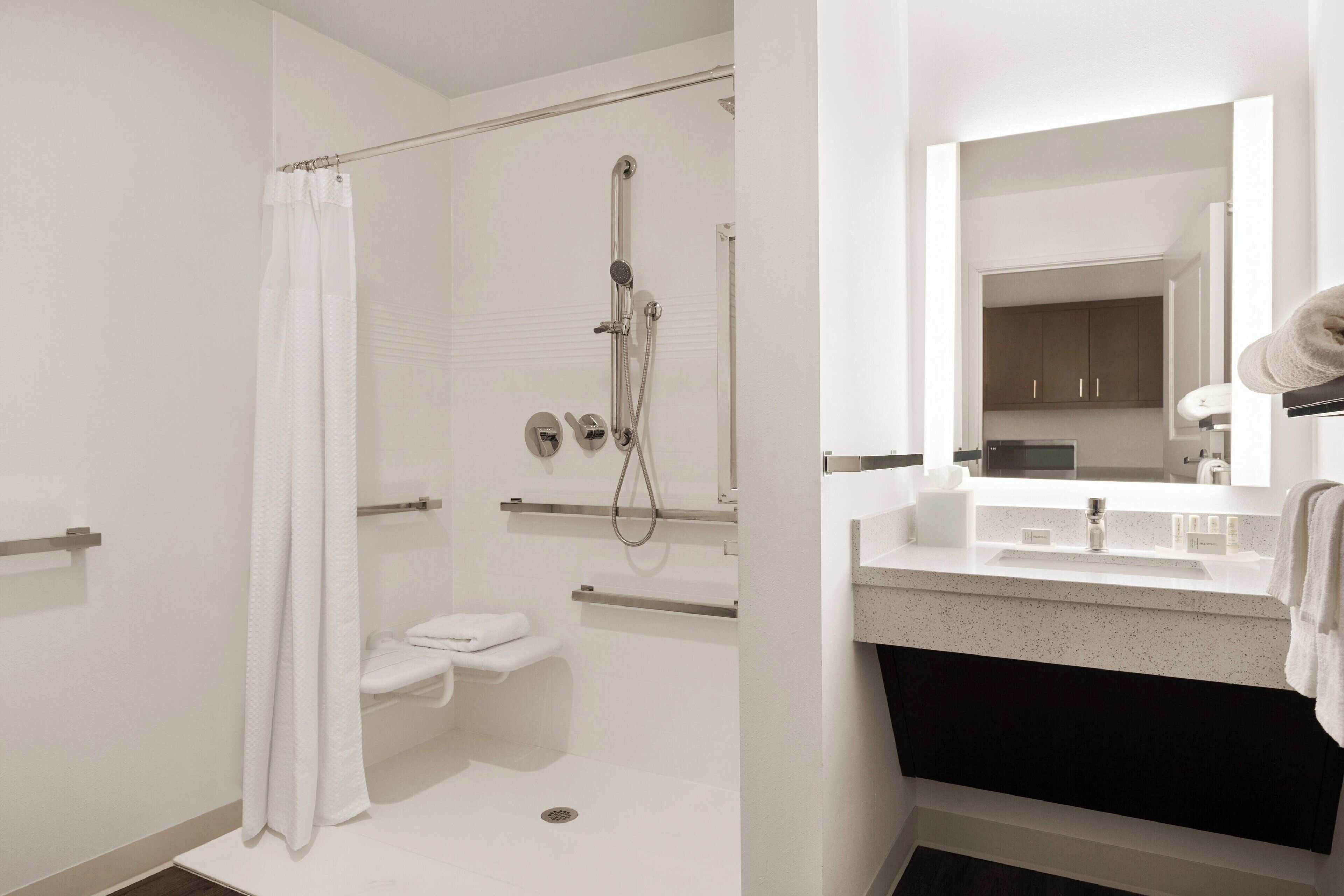 Une salle de bain moderne équipée d’une douche, de toilettes et d’un lavabo.