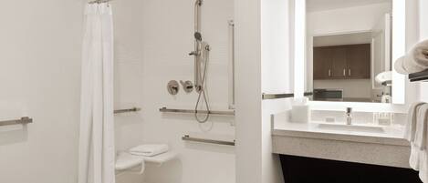 Une salle de bain moderne équipée d’une douche, de toilettes et d’un lavabo.