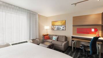 Camas com colchões pillow-top, escrivaninha