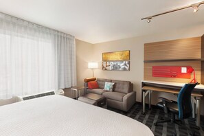 Pillow-top beds, desk, laptop workspace, iron/ironing board - TownePlace Suites by Marriott Cedar Rapids Marion (Marion)