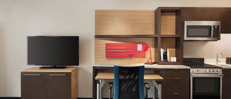 Pillowtop-Betten, Schreibtisch, laptopgeeigneter Arbeitsplatz