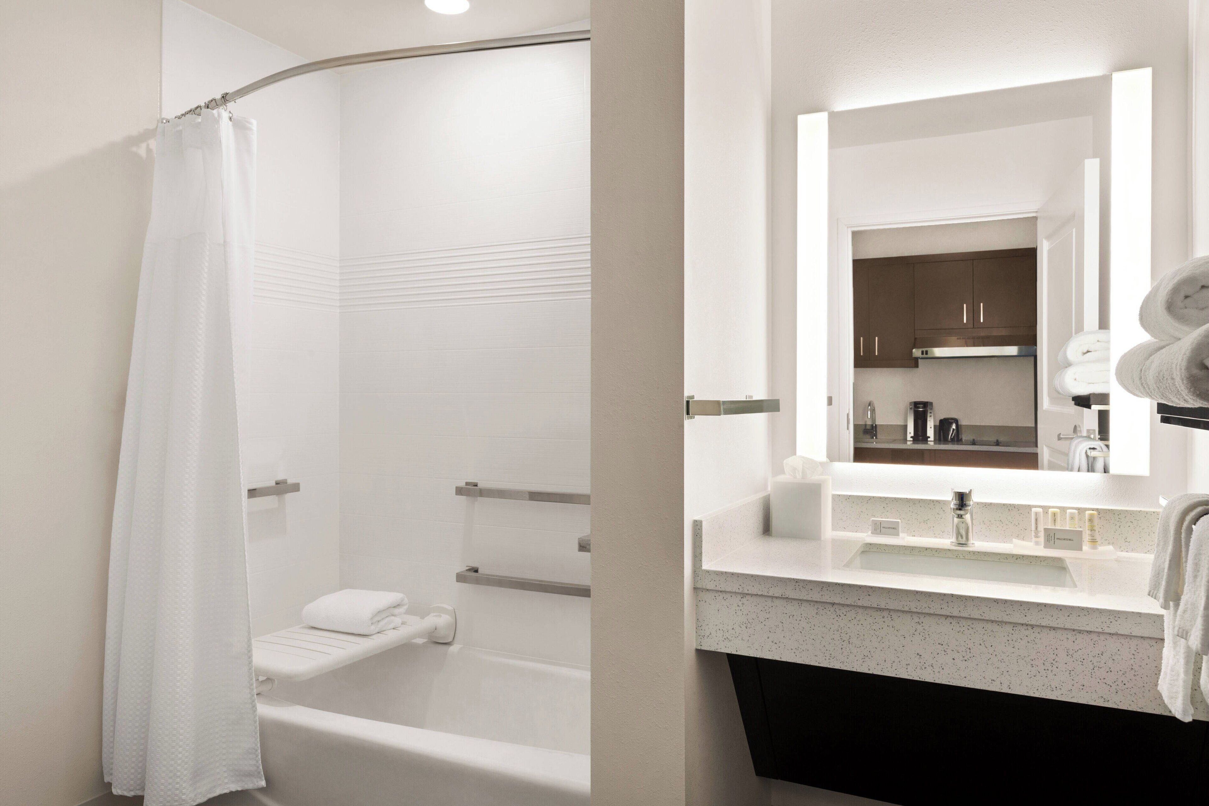 Un baño moderno con ducha, inodoro y lavamanos.