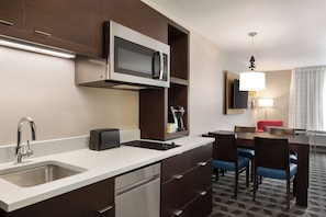 Fridge, microwave, oven, stovetop - TownePlace Suites by Marriott Cedar Rapids Marion (Marion)