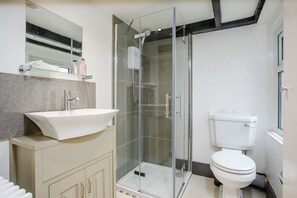 Căn hộ, 1 giường đôi | Phòng tắm | Buồng tắm vòi sen, đồ dùng nhà tắm miễn phí, máy sấy tóc, khăn tắm 