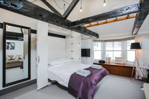 Apartament, 1 llit doble | Escriptori, planxa i posts de planxar, wifi gratuïta i roba de llit