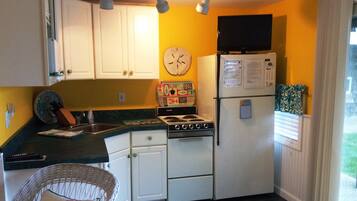 Classic Apartment, 1 Queen Bed | Private kitchen | Full-size fridge, microwave, oven, stovetop