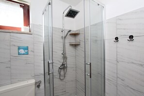 Studio, balcon | Salle de bain