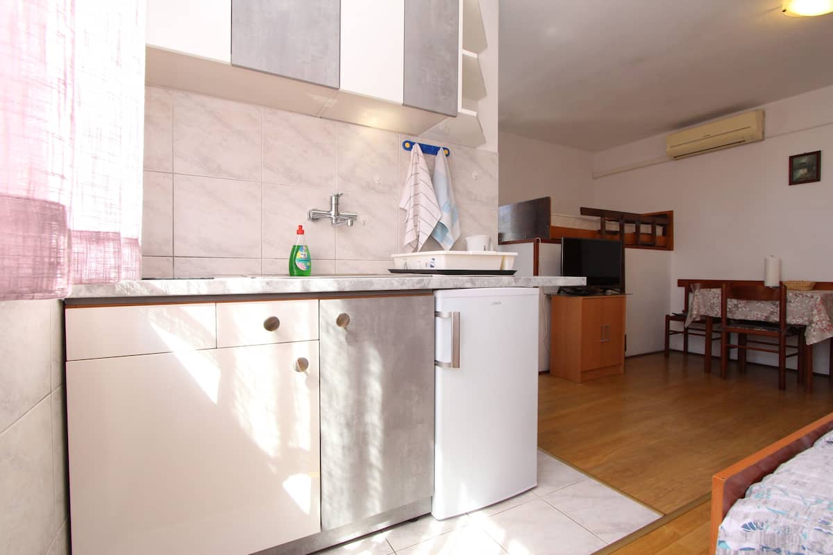 Estudio, balcón | Cocina privada | Cafetera y tetera, refrigerador, parrilla de estufa y tetera eléctrica