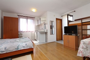 Monolocale, balcone | Area soggiorno | TV a schermo piatto