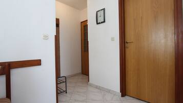 Departamento, 2 habitaciones, balcón, vista al jardín | Cocina privada | Cafetera y tetera, refrigerador, parrilla de estufa y tetera eléctrica