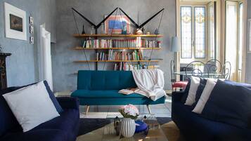 Appartement, 1 slaapkamer, uitzicht op meer | Woonruimte | Een flatscreentelevisie