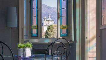 Appartement, 1 slaapkamer, uitzicht op meer | Dineren in de kamer