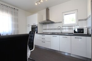 Apartment, 3 Bedrooms | Private kitchen | Full-size fridge, microwave, oven, stovetop - Apartment Mondelaco (Rovinj)