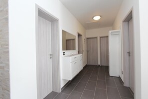 Leilighet, 3 soverom | Oppholdsområde | Flatskjerm-TV